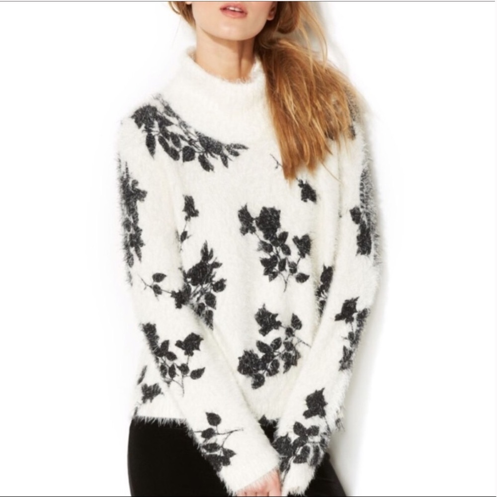 ⚡️Vince Camuto Sweater - Picture 1 of 7